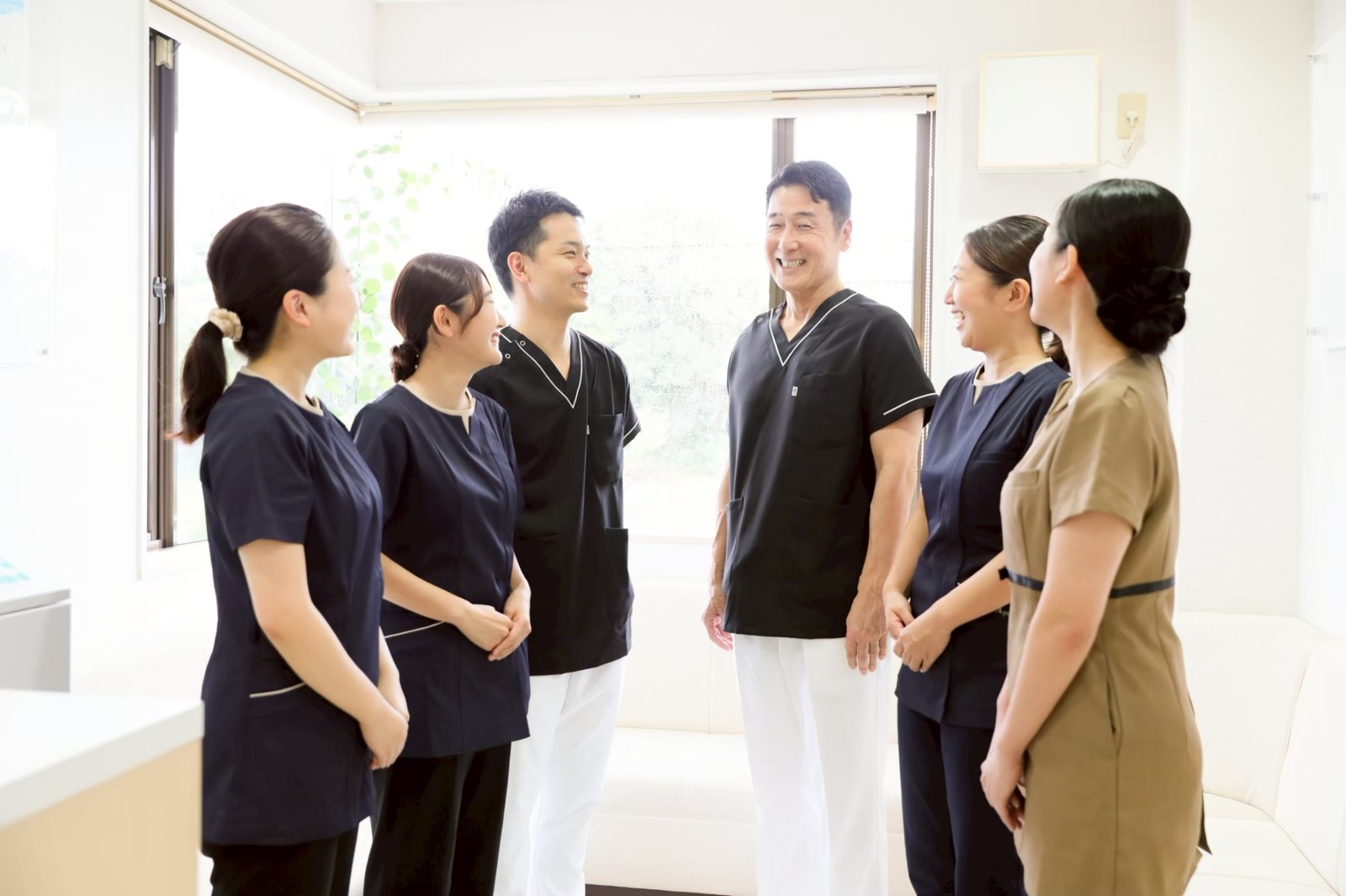 スタッフと語り合う理事長 高田朋太郎