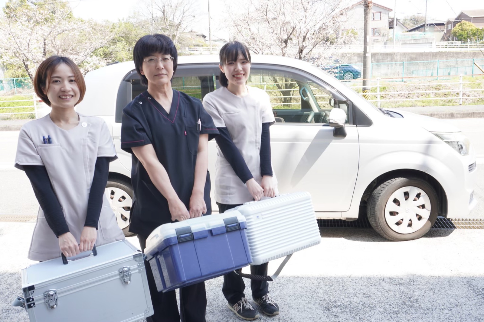 訪問診療の機材一式を持ってご自宅・施設へ伺う歯科医師と歯科衛生士