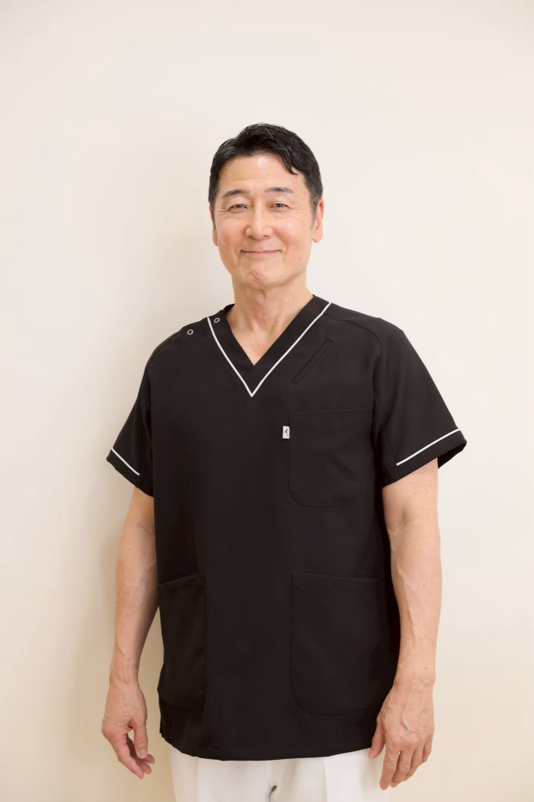 手を重ねるあかつき台歯科医院のスタッフ