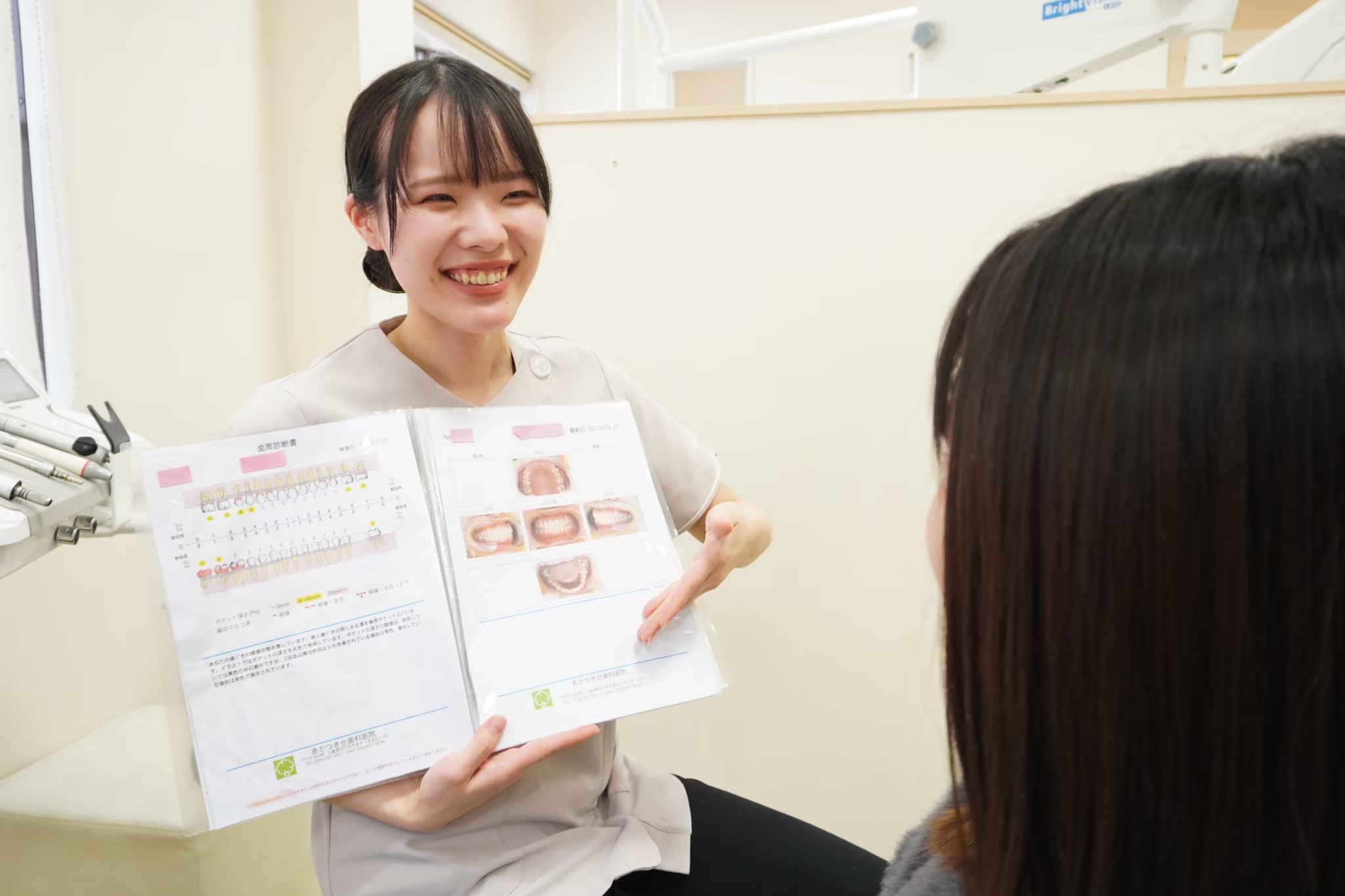 お口の健康手帳を患者さまにお渡しする歯科衛生士